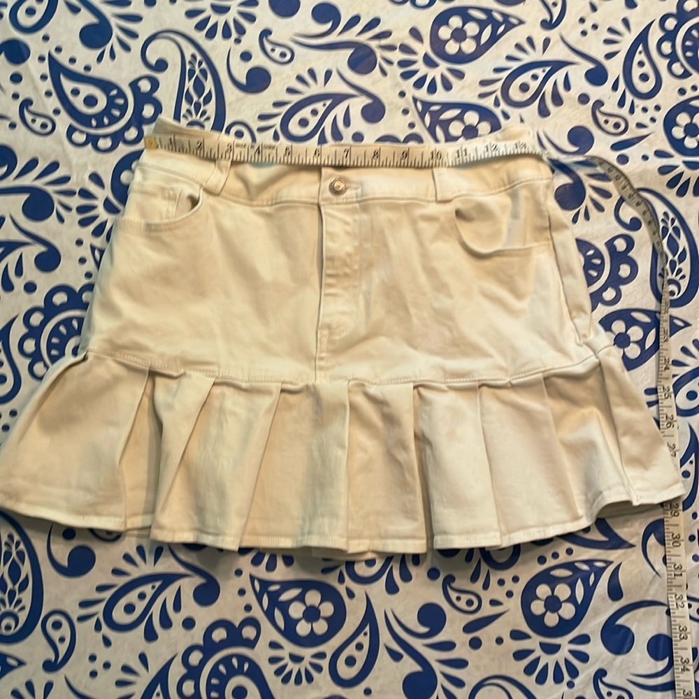 Hollister pleated skirt